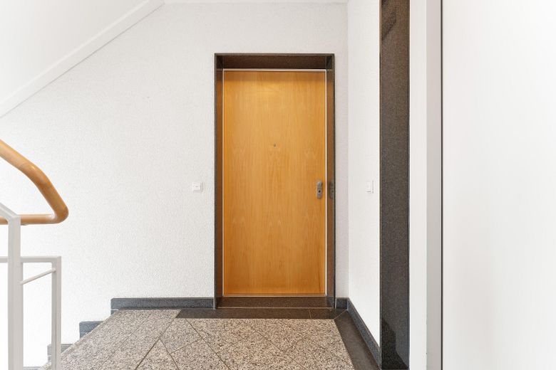 Alexanderplatz: Ruhige, möblierte 2-Zimmer-Neubauwohnung mit Tiefgarage und Doorman-Service – Wohnungseinang