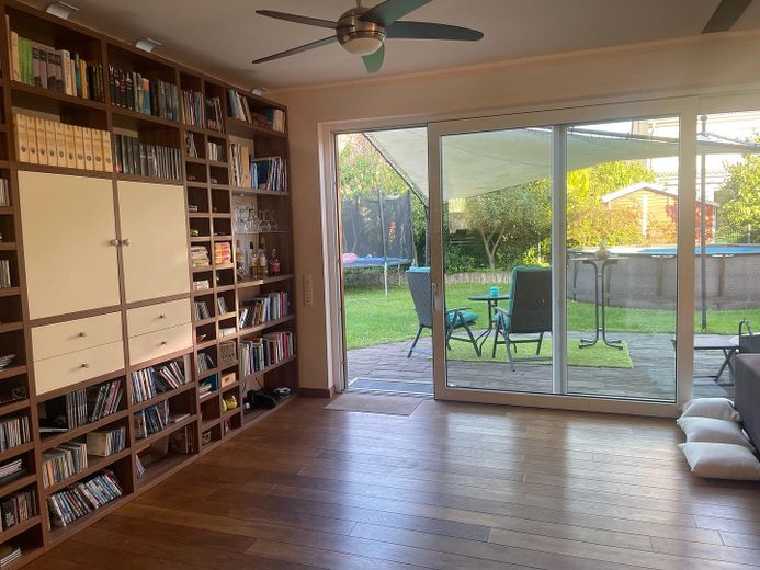 Il sogno di una famiglia, con dotazioni eccezionali e tecnologia energetica sostenibile – Wohnzimmer und Terrasse