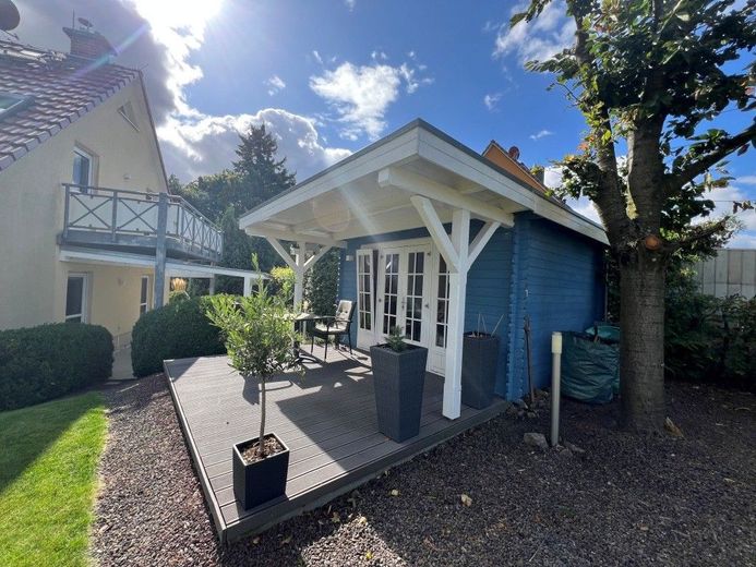 EXKLUSIVES EINFAMILIENHAUS IN RUHIGER UND GRÜNER LAGE VON BÜHLAU – Gartenhaus