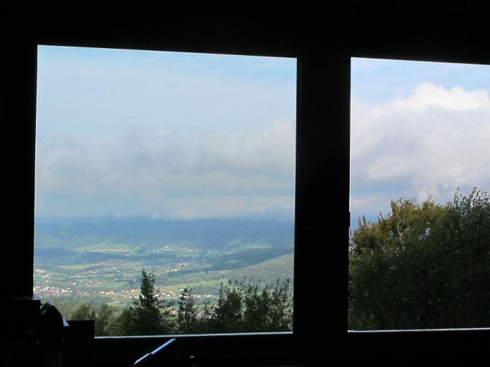 Sonniges Haus, 3 kpl. Wohnungen, Alleinlage, unverbaubarer Fernblick, Urlaubsregion Sonnenwald – Fernsicht vom Wohzimmer aus