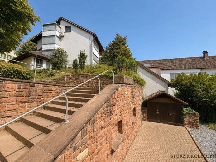 Entwicklungsobjekt in zentraler Lage – Sanierungsbedürftiges Mehrfamilienhaus mit großem Potenzial – Foto 1