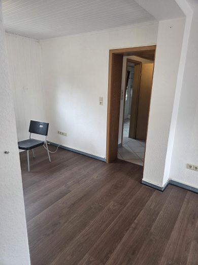 شقة في الطابق الأرضي مع تراس كبير في منزل يضم ثلاث وحدات سكنية في رونّبيك – Wohnzimmer 3