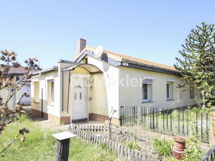 Einfamilienhaus mit großem Entwicklungspotenzial und Nebengebäuden in Groß Ammensleben – Foto 1