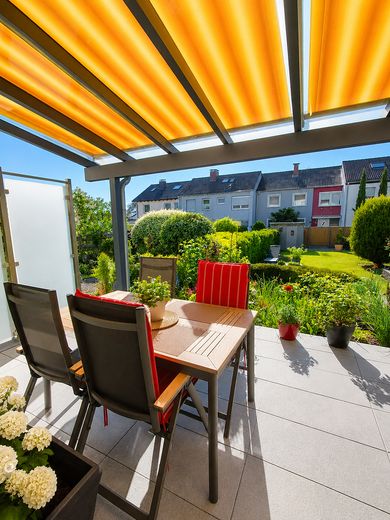 Modernisiertes Familienhaus mit Sonnengarten, Garage & Ausbaureserve – Ausblick in den Garten 