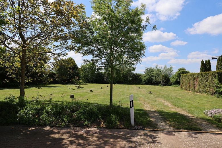 Bedrijfsterrein (splitsing mogelijk) met grote garages en woonmogelijkheid aan de rand van het veld – Blick vom Hof zur Freifläche