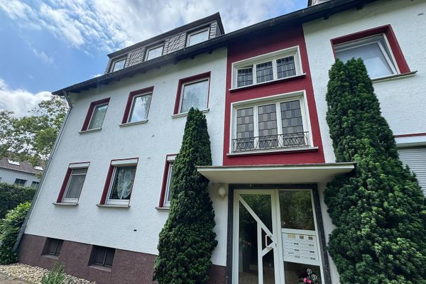 Attraktive und frisch renovierte 3-Zimmer-Wohnung in gepflegtem Mehrfamilienhaus