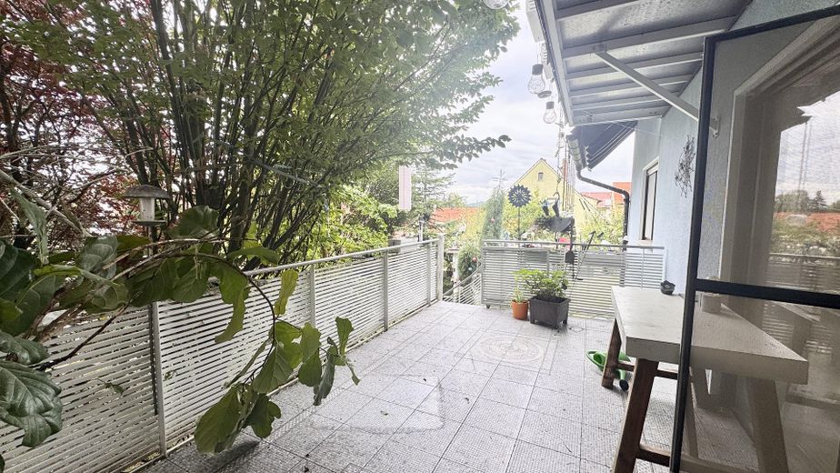 Bright 3-room ground-floor apartment with balcony and large private-use garden – Großer Balkon
