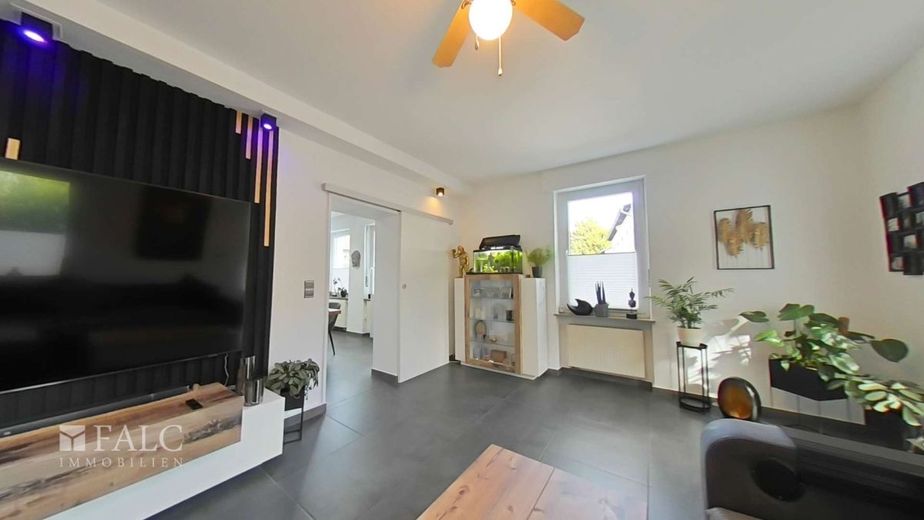 Großzügiges Einfamilienhaus mit viel Platz in Leutesdorf – Wohnzimmer