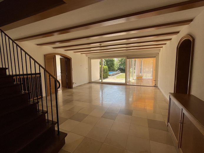 Casa progettata da un architetto a mezza collina – Diele zum Garten