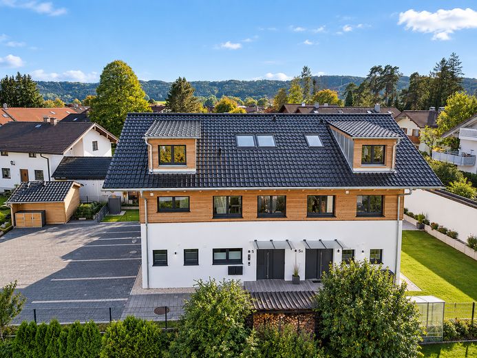Doppelhaushälfte in Holzmassivbauweise – KfW 40 Plus, ca. 150 m², S/W-Garten & beheiztes KG – Außenansicht DHH (rechts)