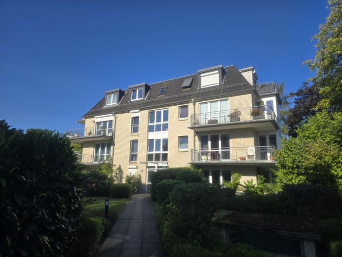 Appartement lumineux de 2 pièces à l’étage avec grand balcon et place de parking en sous-sol – Photo 1