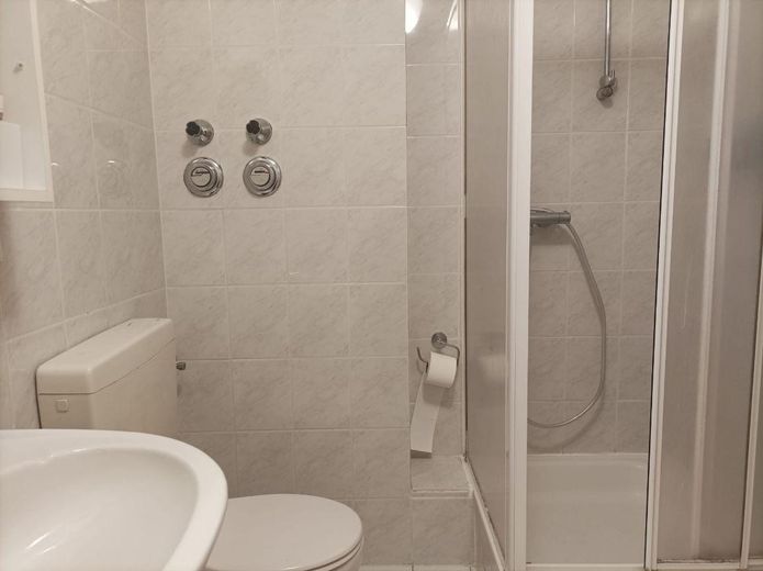 Provisionsfrei von privat: Bezugsfreie 3-Zimmer-Wohnung mit Balkon, Keller, TG in Dietzenbach-Mitte! – Badezimmer