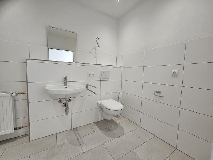 Charmante 1-Zimmer-Wohnung in zentraler Lage mit lichtdurchflutetem Wohnbereich – Badezimmer