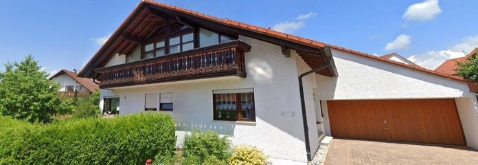 Zwei- Familienhaus in bester Lage – Zufahrt und Eingang