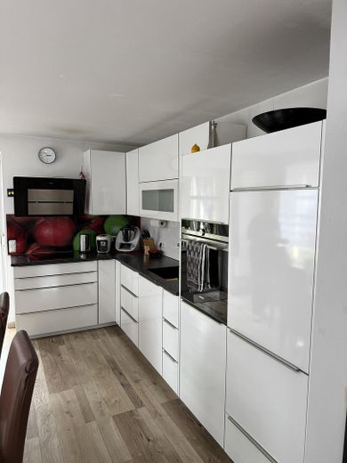 Ekskluzywna nieruchomość nad rzeką Neufnach – przestronne mieszkanie na działce o powierzchni ok. 1700 m² – Einbauküche