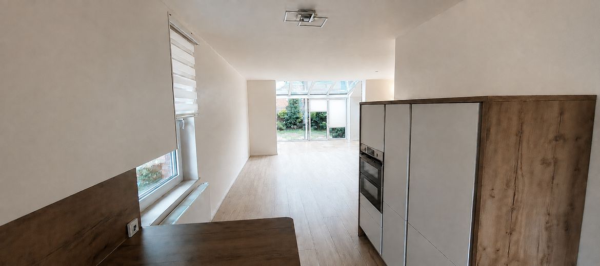 Lichtdurchflutetes Reihenendhaus in ruhiger Wohnlage von Hannover- Ricklingen – Küche, Blick zum Wintergarten