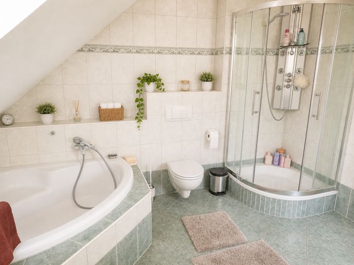 Attraktives Einfamilienhaus  mit Pool, Gartenteich und Photovoltaik in ruhiger Lage – file_00000000e888720abd6972b131e0edc3