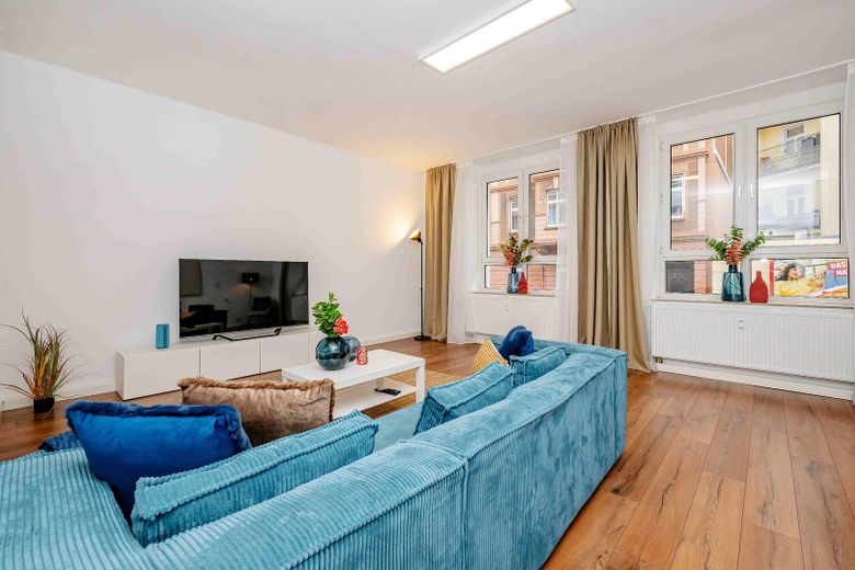 Pempelfort’un seçkin konumunda mobilyalı 2,5 odalı daire – Wohnzimmer