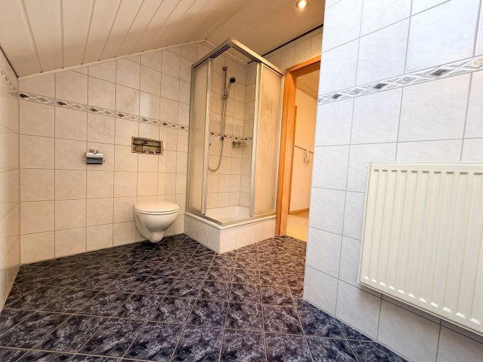 Casa adosada de 6 habitaciones con jardín, balcón orientado al sur y garaje en Germaringen – 2. OG: Duschbad