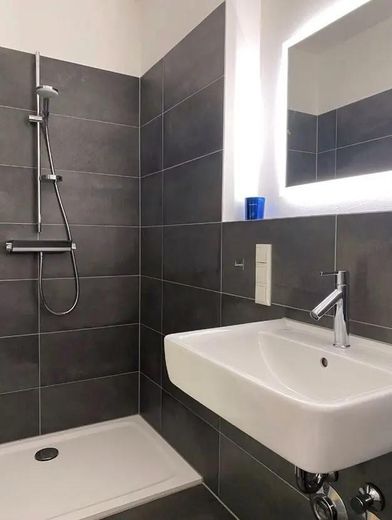 Appartement moderne et haut de gamme de 4 pièces avec jardin - sans commission – Badezimmer mit Dusche