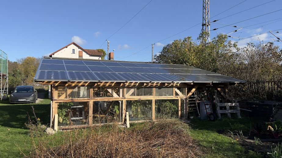 Biesenthal: 1.646 m² erschlossen, Altbau, PV-Anlage, 40 Min nach Berlin – PV-Anlage mit Gewächshaus