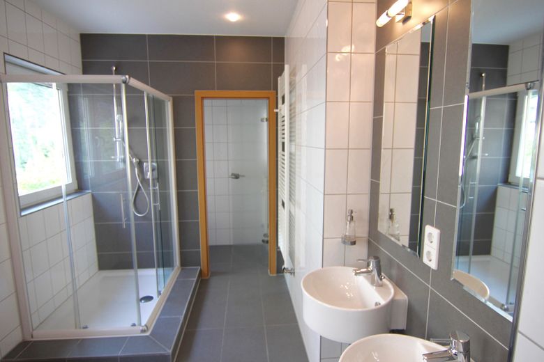 Vivienda lujosa en una zona residencial verde de HHL, en las afueras del centro de la ciudad, con jardín y plaza de aparcamiento para coche. – Foto 3