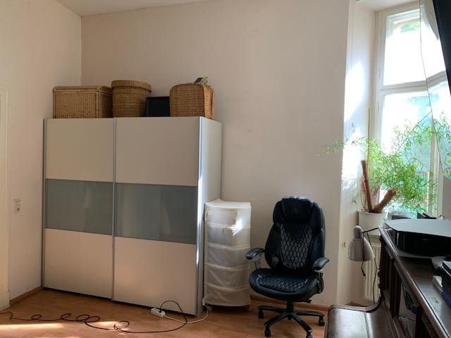 Privatverkauf 56m² Altbau-Wohnung im Heckmannufer, Wrangelkiez – Berliner Zimmer