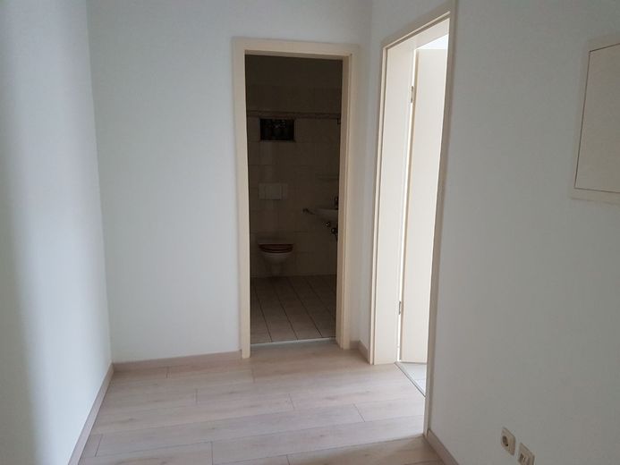 Bellissimo appartamento di 1,5 locali con balcone a Leipzig-Wahren – Flur 
