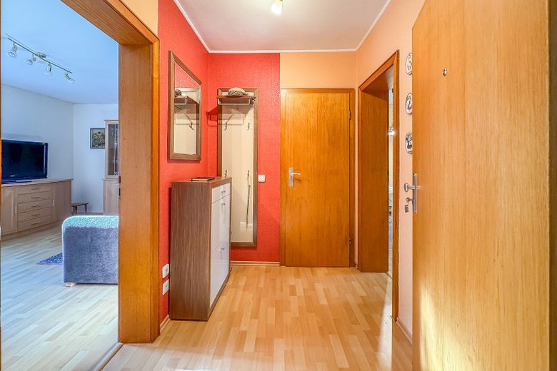 PREISWERTE 2,5 ZIMMER WOHNUNG – BALKON – TOP LAGE! – Flur