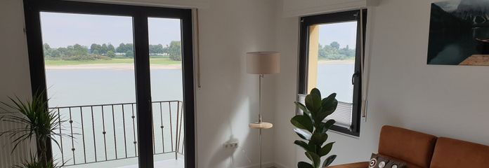 Neuss-Grimlinghausen Direkte Rheinlage möblierte Wohnung – Wohnzimmer