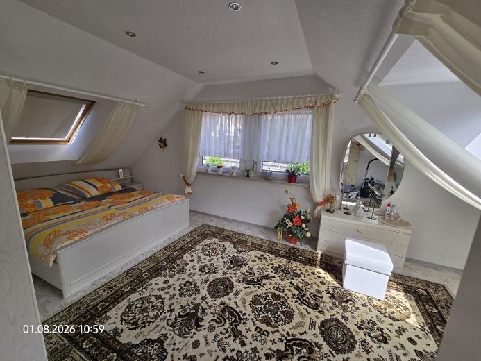 Casa unifamiliar bien cuidada con luminoso apartamento abuhardillado – Foto 8
