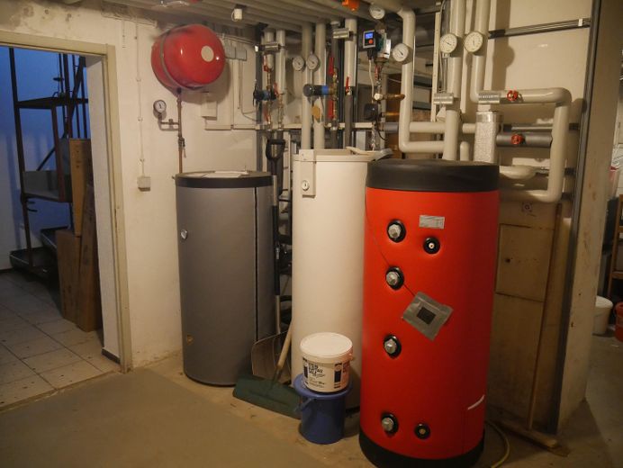 Großzügige Eigentumswohnung im 1. OG mit Studio und Garten – Heizungsanlage