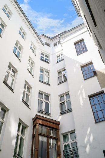 Summer-Sale bis 31.08. | 171 m² Großzügigkeit im Berliner Regierungsviertel | jetzt 1.395.000 € – Innenhof