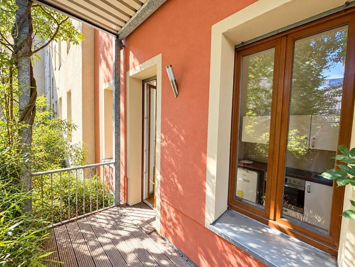 Il fascino di un edificio d’epoca incontra la gioia di un giardino: due locali e circa 57 m² di oasi verde tutta per voi! Libero da subito! – Foto 1