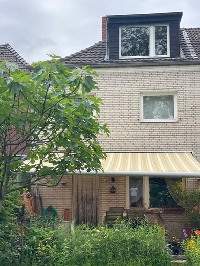 Рядный дом в Köln-Mauenheim – Hausansicht hinten mit Markise