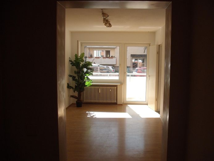 Leerstehende gepflegte Wohnung zu verkaufen – Sicht vom Eingangsbereich