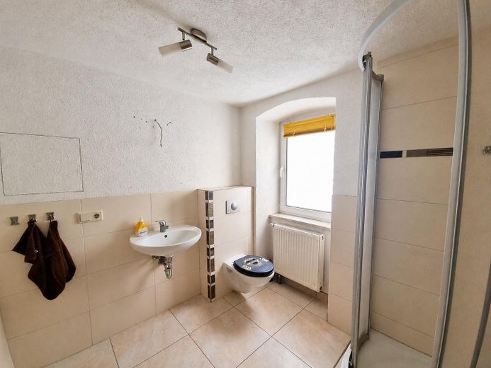 Senza provvigione: abitare personalmente o affittare - casa plurifamiliare con tre unità – Badezimmer EG