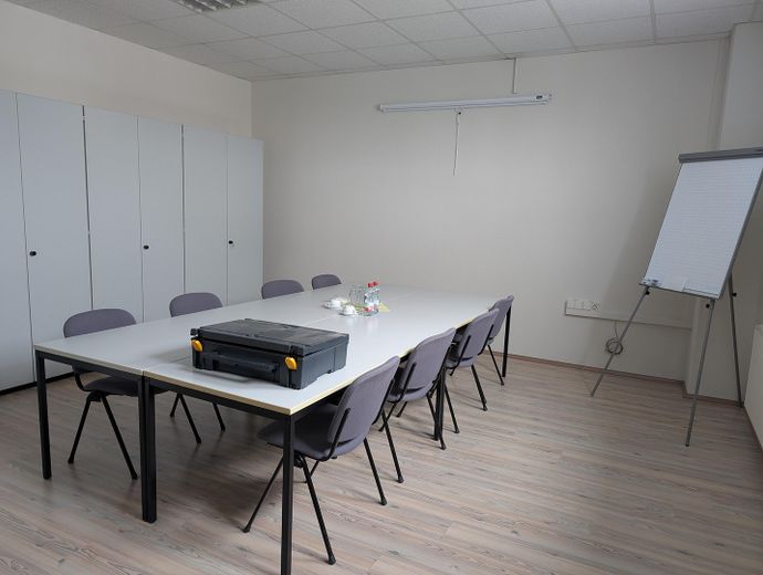 Afzonderlijk of gecombineerd: kantoor-, opslag- en productieruimten (550/440/105 qm)! – OG: Konferenzraum