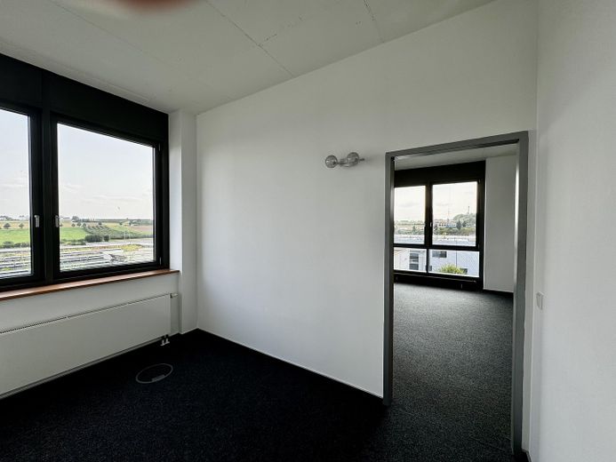 MARIENBORN: Helles, großzügiges Doppelbüro Büro (€ 12,50/qm), Stadtrandlage mit optimaler Anbindung – Blick aus dem kleineren Büro