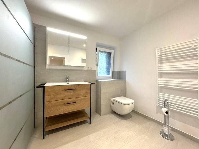 Sanierter Erstbezug- sehr helle 2-Zimmerwohnung, auch als Gewerbe nutzbar – Badezimmer