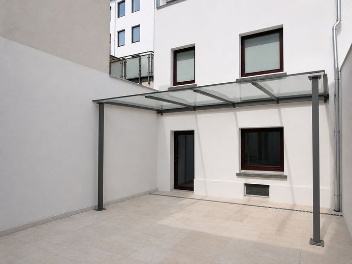 Renovierte 1-Zimmer-Wohnung mit 52 m² Innenhof in RWTH-Nähe – provisionsfrei – Innenhof, Glasdach nicht inkl.