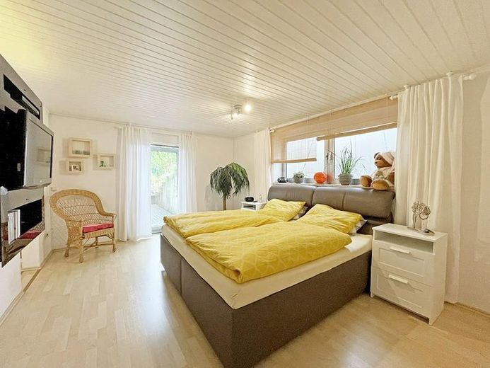 Provisionsfrei! Hochwertiges ruhiges Einfamilienhaus mit Wellnessoase und PV-Anlage – Schlafzimmer mit Ankleideraum