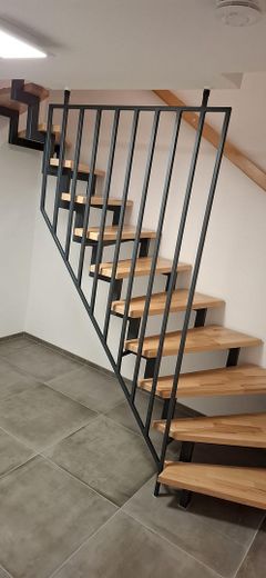 Mainz'da çatı terası ve bodrumlu genç, modern ikiz villa, özelden – Treppe zum Keller