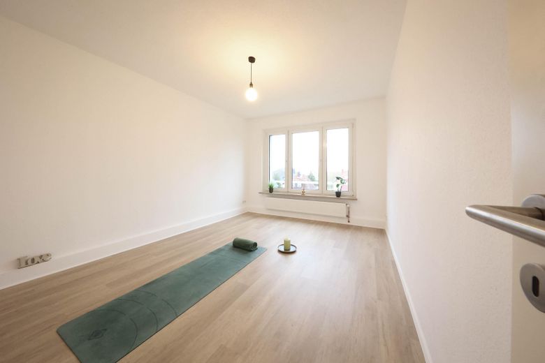 Attractively renovated + partially furnished + 3-room apartment, quietly located with fitted kitchen, cellar & bathroom with daylight – Schlaf- / Wohnzimmer