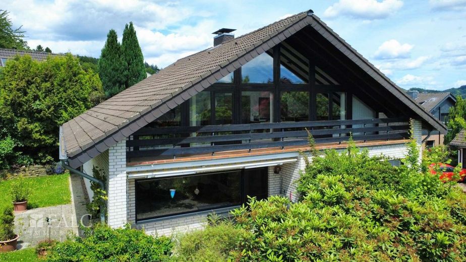 Freistehendes 1-2-Familienhaus in bevorzugter Wohnlage von Overath-Zentrum – Außenansicht