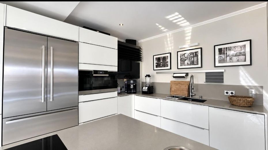 Villa urbana con estilo, tecnología moderna y confort exclusivo – Küche