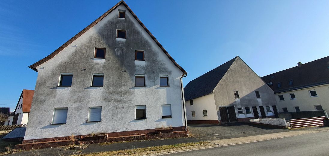 Vecchio casale con 9 stanze, garage e tre piani sottotetto – Foto 5