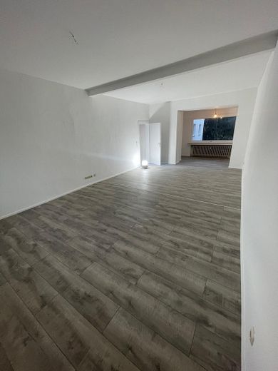 Wohn / Geschätshaus am Bahnhof/Fußgängerzone – Wohnung 1. OG (Saniert 12.25)