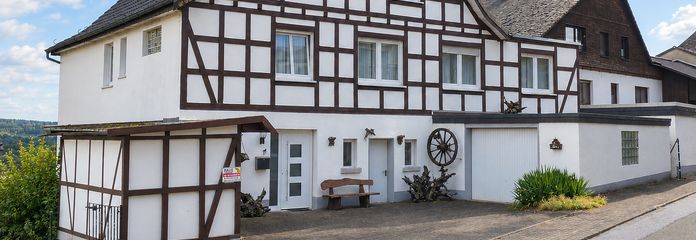 Mehrfamilienhaus mit Südlage und traumhaftem Ausblick – Haus Vorderansicht Links