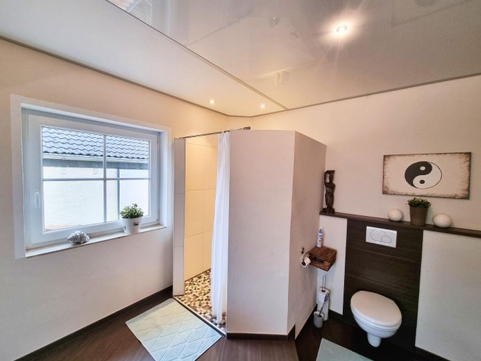 großzügiges Badezimmer OG